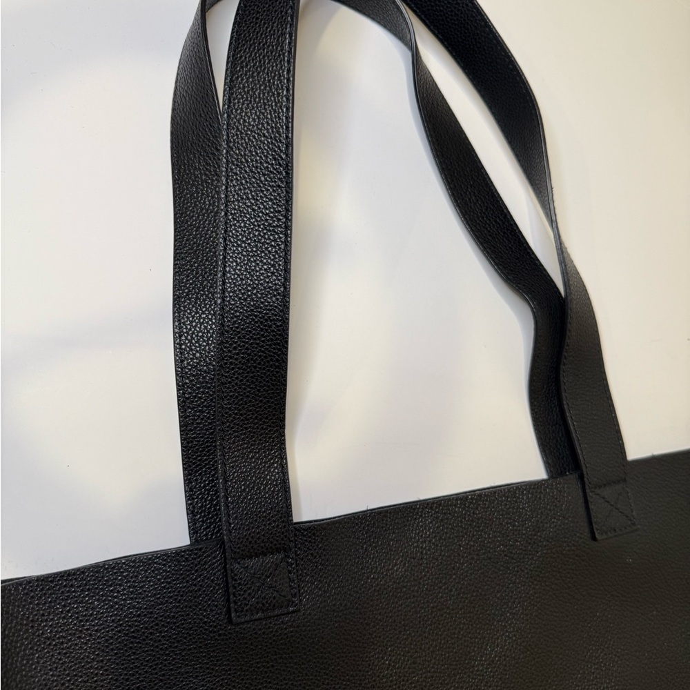 Gucci Black Leather Tote with Iconic GG Logo - Picture 3 of 7